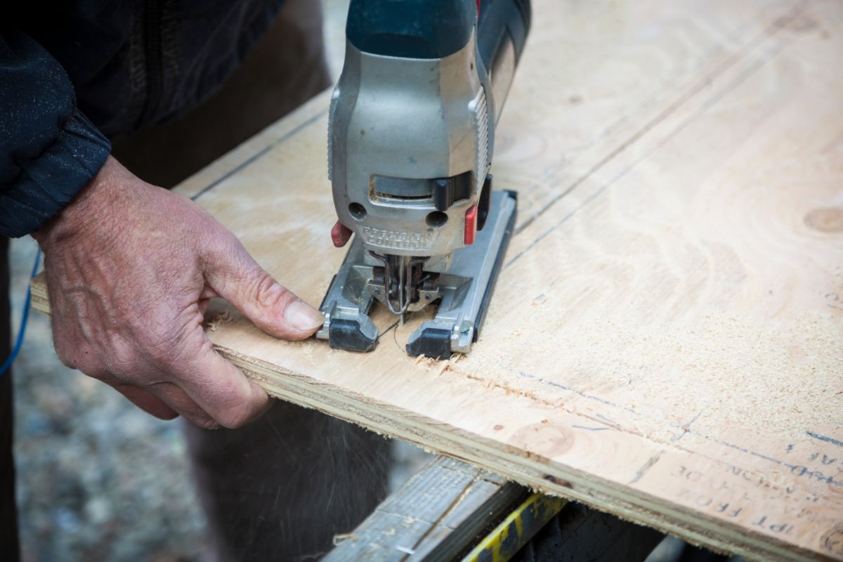 Cut Circles In Wood Using A Jigsaw