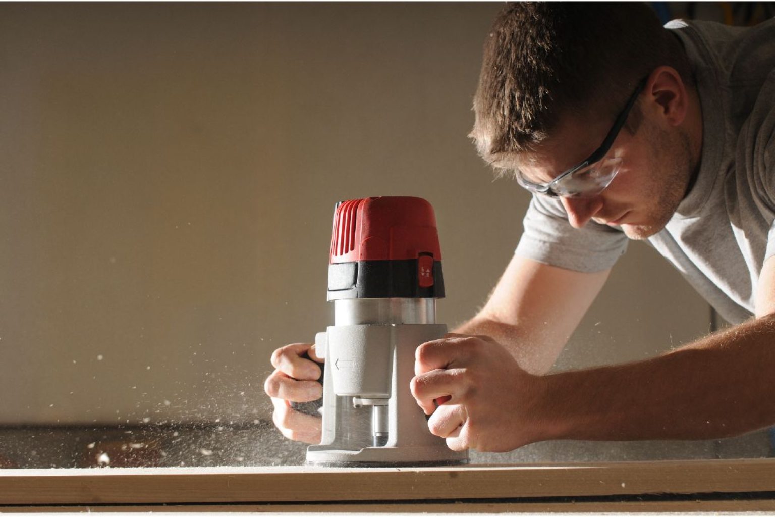 🧰 How to Plunge Cut With a Hand Wood Router BuildEazy