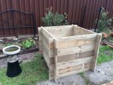 Adjustable height garden bed box